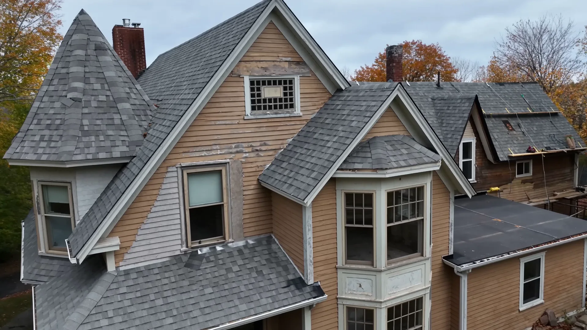 7 Main Street before the replacement, worn grey shingles